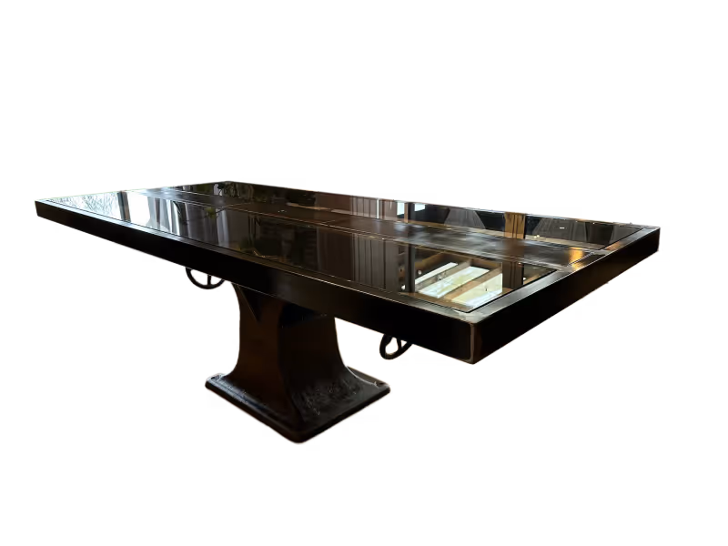 Table Steam Punk utilisée pour représenter la catégorie Mobilier du PATICIEN